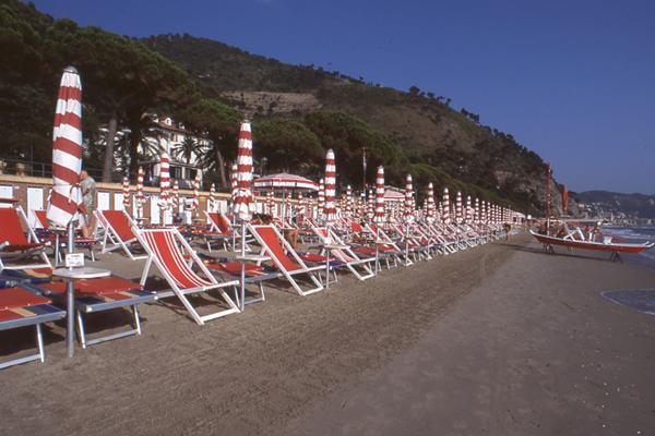 Hotel Adler Alassio Esterno foto