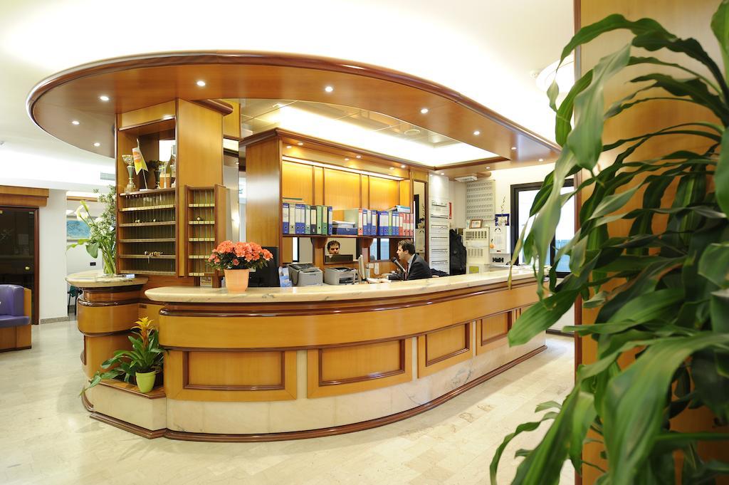 Hotel Adler Alassio Esterno foto